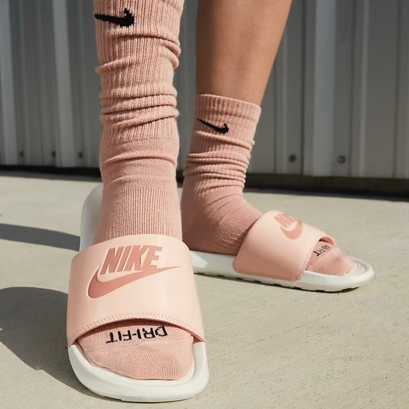 NIB Women Size 7 Nike Victori One Slides In Arctic Orange/Sail/Light Madder Root - Picture 5 of 12